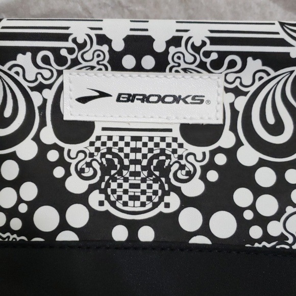 Brooks toiletry/cosmetics bag black and white NWOT - Picture 2 of 4